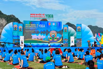 Ngày Quốc tế Yoga lần thứ 8 với sự tham dự của gần 3.000 người.