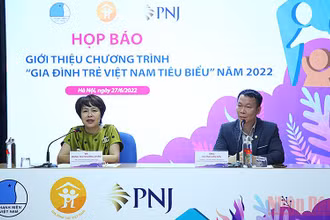 Bà Đặng Thị Phương Thảo, Phó Tổng Biên tập Báo Thanh Niên, Phó Chủ tịch Hội Liên hiệp Thanh niên Việt Nam, cung cấp thông tin về chương trình “Gia đình trẻ Việt Nam tiêu biểu” năm 2022. 