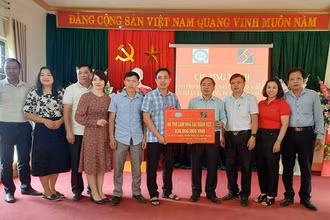 Trao biểu trưng hỗ trợ làm nhà “Đại đoàn kết” cho người nghèo tại xã Tà Si Láng (huyện Trạm Tấu).