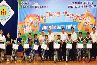 Trao xe đạp cho các cháu mồ côi, khuyết tật.
