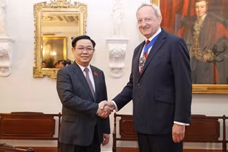 Quyền Thị trưởng khu Tài chính London Sir Peter Estli đón Chủ tịch Quốc hội Vương Đình Huệ. (Ảnh: TTXVN)
