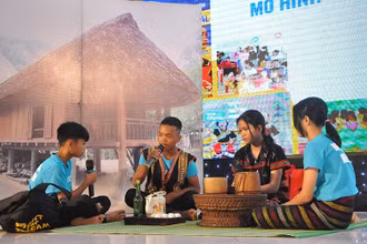 Học sinh Trường tiểu học và trung học cơ sở A Túc, huyện Hướng Hóa, Quảng Trị diễn tiểu phẩm (Ảnh: Plan International Việt Nam).