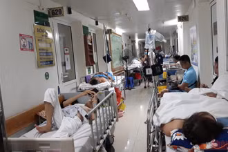 Việc thiếu thuốc, trang thiết bị y tế khiến ngay cả các bác sĩ cũng gặp khó. (Ảnh: THIÊN LAM)