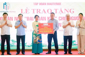 Nhà tài trợ trao hỗ trợ xây dựng 50 căn nhà “Đại đoàn kết” cho các hộ nghèo.