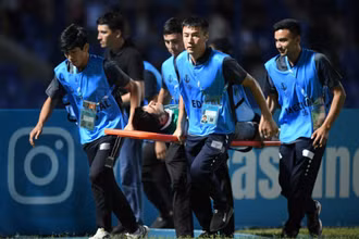 Một phóng viên của Uzbekistan phải rời sân bằng cáng trong trận tứ kết vừa qua giữa U23 Uzbekistan và U23 Iraq. (Ảnh: AFC)