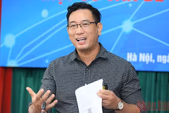 TS Đỗ Anh Đức, Viện Đào tạo Báo chí và Truyền thông, Trường Đại học Khoa học Xã hội và Nhân văn, Đại học Quốc gia Hà Nội trình bày tham luận tại hội thảo. (Ảnh: THÀNH ĐẠT) 