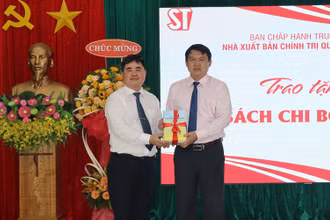Giám đốc, Tổng Biên tập Nhà xuất bản Chính trị quốc gia Sự thật PGS, TS Phạm Minh Tuấn (bên trái) tặng sách tới Thành ủy Cam Ranh. (Ảnh: PHONG NGUYÊN)