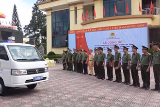 Bàn giao xe ô tô phục vụ công tác cho Công an xã ở khu vực biên giới trong tỉnh Cao Bằng.