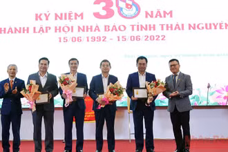 Đồng chí Lê Quốc Minh trao Kỷ niệm chương vì sự nghiệp báo chí Việt Nam cho 5 đồng chí lãnh đạo tỉnh Thái Nguyên.