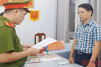 Công an tỉnh Quảng Nam đọc lệnh bắt đối tượng Trần Quang Kim Sơn.