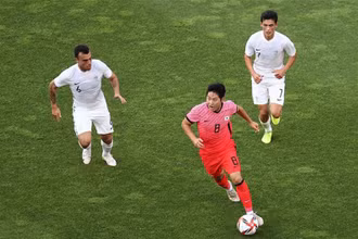 Lee Kang-in (giữa) đi bóng trong trận đấu gặp tuyển Olympic New Zealand ở bảng B môn bóng đá nam Olympic Tokyo 2020, tại Nhật Bản ngày 22/7/2021. (Ảnh: Yonhap/TTXVN)