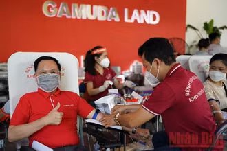 Người dân tham gia hiến máu tại chương trình Chủ nhật Đỏ. 