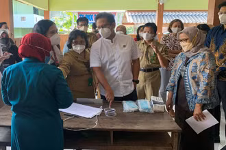 Bộ trưởng Y tế Indonesia Budi Gunadi Sadikin trò chuyện với nhân viên y tế bên lề một sự kiện của G20 diễn ra tại nước này, ngày 29/3. (Ảnh: Reuters)