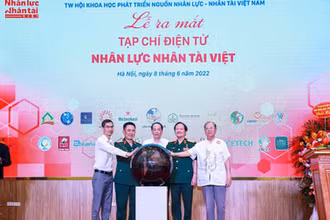 Các đại biểu thực hiện nghi thức ấn nút ra mắt Tạp chí điện tử Nhân lực Nhân tài Việt.