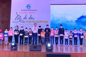 Các đồng chí lãnh đạo tỉnh Đắk Lắk tặng quà cho các trẻ em mồ côi trên địa bàn tỉnh tham gia chương trình.