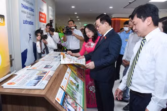 Chủ tịch Quốc hội Vương Đình Huệ xem các ấn phẩm của báo Đại biểu Nhân dân. (Ảnh Duy Linh)