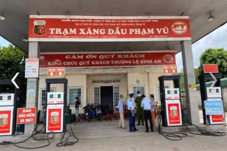 Ngành chức năng làm việc tại cây xăng của Công ty TNHH một thành viên Bình Dương Phạm Vũ. (Ảnh: Cục Quản lý thị trường Bình Dương).