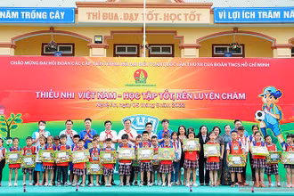 Đại diện Hội đồng Đội Trung ương, Tỉnh đoàn Nghệ An và các đơn vị liên quan trao thiết bị, quà tặng thiếu nhi vượt khó học tốt.