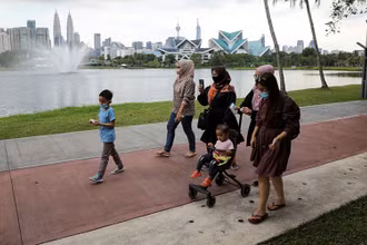 Người dân đeo khẩu trang khi đi dạo trong công viên tại Kuala Lumpur, Malaysia, tháng 9/2021. (Ảnh: Reuters)
