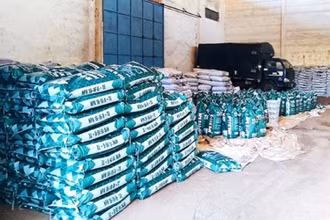 Lực lượng chức năng tỉnh Đắk Lắk thu giữ 120 tấn phân bón nghi giả do ông Đàn sản xuất. 