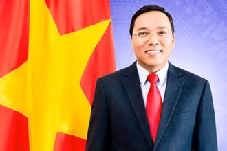 Đại sứ Việt Nam tại Liên hiệp Vương quốc Anh Nguyễn Hoàng Long. 