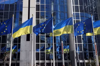 Cờ của EU và Ukraine bên ngoài trụ sở Nghị viện châu Âu tại Brussels, Bỉ, ngày 28/2. (Ảnh: Reuters)