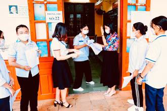 Các thí sinh tham dự kỳ thi tuyển sinh vào lớp 10 trung học phổ thông sáng 8/6, tại Hải Phòng.