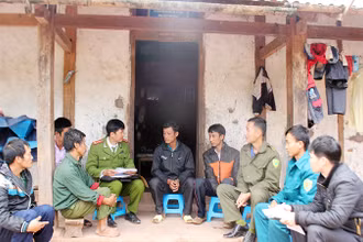 Công an xã Quảng Lâm (huyện Mường Nhé) vận động người bản Trạm Púng chấp hành các chủ trương, chính sách pháp luật. (Ảnh Báo Điện Biên)