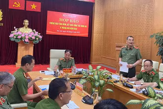 Lãnh đạo Bộ Công an trả lời nhiều câu hỏi của các cơ quan báo chí.