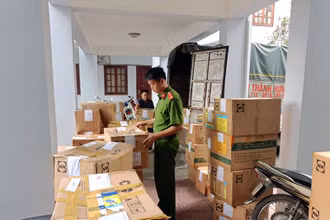 Thực phẩm chức năng giả bị cơ quan chức năng thu giữ.