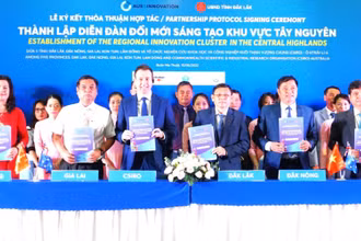 Đại diện Ủy ban nhân dân 5 tỉnh Tây Nguyên và CRISO ký kết thỏa thuận hợp tác thành lập Diễn đàn đổi mới sáng tạo khu vực Tây Nguyên.