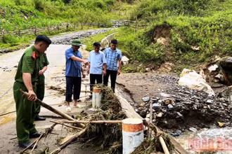 Mưa lớn ngập, xói tràn trên đường giao thông ở Mường Lát.