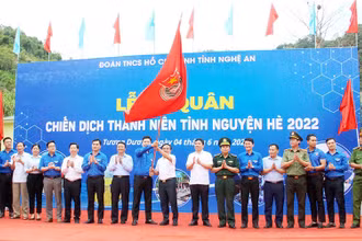 Nghi thức trao cờ phát động chiến dịch hè. (Ảnh: Thanh Quỳnh)