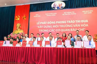 Lãnh đạo 11 cơ quan báo chí đại diện các khối, loại hình, lĩnh vực báo chí trong cả nước ký giao ước thực hiện phong trào thi đua “Xây dựng môi trường văn hóa trong các cơ quan báo chí”.