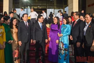 Chủ tịch Quốc hội Vương Đình Huệ trò chuyện với các đại biểu Quốc hội trẻ tại buổi gặp mặt. (Ảnh: Duy Linh)