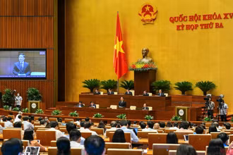 Bộ trưởng Giao thông vận tải Nguyễn Văn Thể trả lời chất vấn của đại biểu Quốc hội sáng 9/6. (Ảnh: KHOA NGUYÊN)