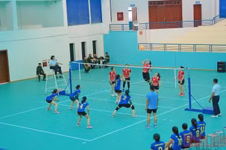 Các đội thi đấu bóng chuyền hơi tại Nhà thi đấu Trung tâm huấn luyện quân sự quốc gia 4.