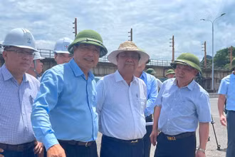 Bộ trưởng lê Minh Hoan (giữa) tại thực địa đỉnh đập Nhà máy thủy điện Hòa Bình. 