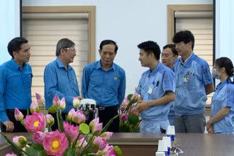 Lãnh đạo Tổng Liên đoàn lao động Việt Nam và thành phố Hà Nội trò chuyện với các gương sáng kiến của Công ty trách nhiệm hữu hạn Điện Stanley Việt Nam.