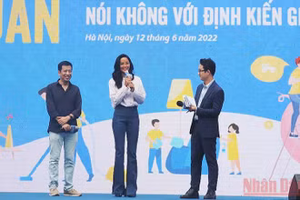 Từ trái qua: Nhà văn, nhà báo Hoàng Anh Tú và Hoa hậu H’hen Niê chia sẻ ý kiến về bình đẳng giới tại buổi lễ.