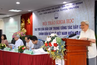 Đồng chí Hà Đăng, nguyên Ủy viên T.Ư Đảng, nguyên Tổng Biên tập Báo Nhân Dân, nguyên Trưởng Ban Tư tưởng - Văn hóa T.Ư phát biểu tại hội thảo.