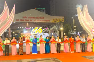 Các đại biểu cắt băng khai mạc Ngày hội Thành phố Hồ Chí Minh.
