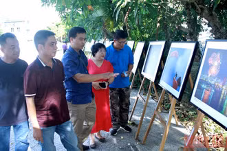 Triển lãm thu hút đông đảo du khách đến tham quan, thưởng thức.