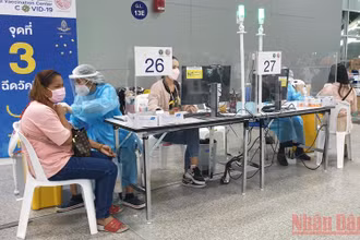 Người dân Thái Lan tiêm vaccine ngừa Covid-19 tại Trung tâm tiêm chủng Bang Sue. (Ảnh: NAM ĐÔNG)