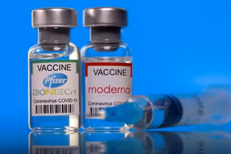 Mỹ trở thành quốc gia đầu tiên cho phép sử dụng vaccine mRNA ngừa Covid-19 cho trẻ em dưới 6 tháng tuổi. (Ảnh: Reuters)