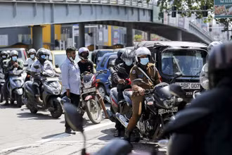 Người dân xếp hàng dài chờ đổ xăng tại Colombo, Sri Lanka. (Ảnh: Reuters)