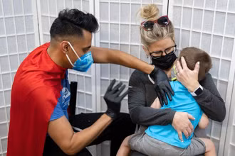 Tiêm vaccine phòng Covid-19 cho trẻ em ở Schwenksville, Pennsylvania, Mỹ, ngày 21/6/2022. (Ảnh: Reuters)