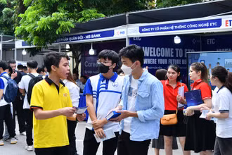 Các bạn sinh viên tìm hiểu về cơ hội việc làm, thực tập tại các doanh nghiệp, phòng thí nghiệm công nghệ tại ngày hội.