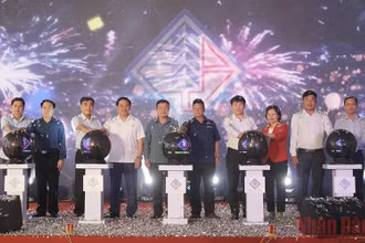 Đại diện lãnh đạo địa phương và chủ đầu tư thực hiện nghi lễ khánh thành nhà máy thủy điện Nậm Xí Lùng I.