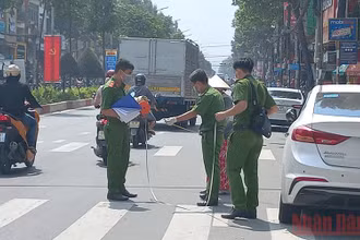 Lực lượng Công an thành phố Biên Hòa tiến hành khám nghiệm hiện trường.